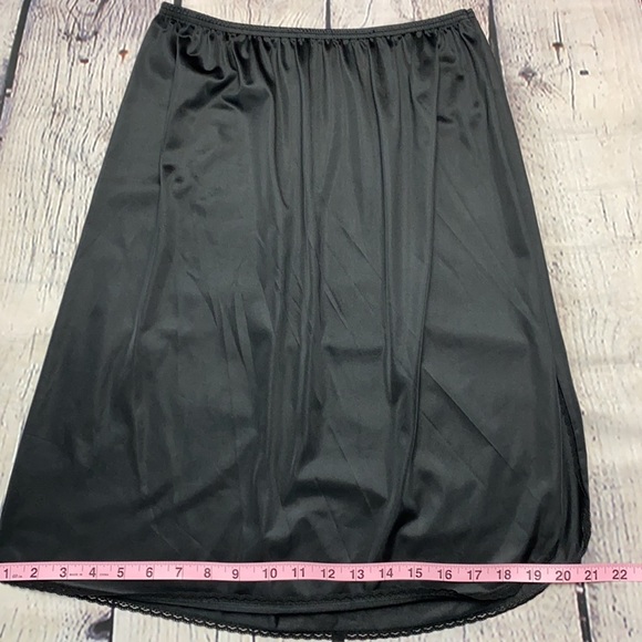 Vanity Fair Black Slip Size: Medium - Picture 8 of 16